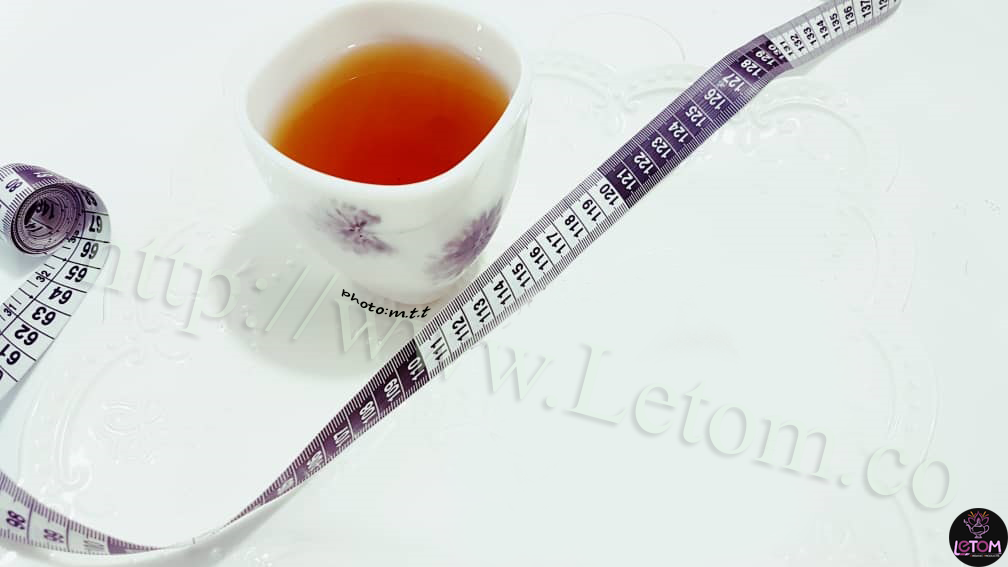  chá em uma xícara e ao lado da embalagem de chá Letom