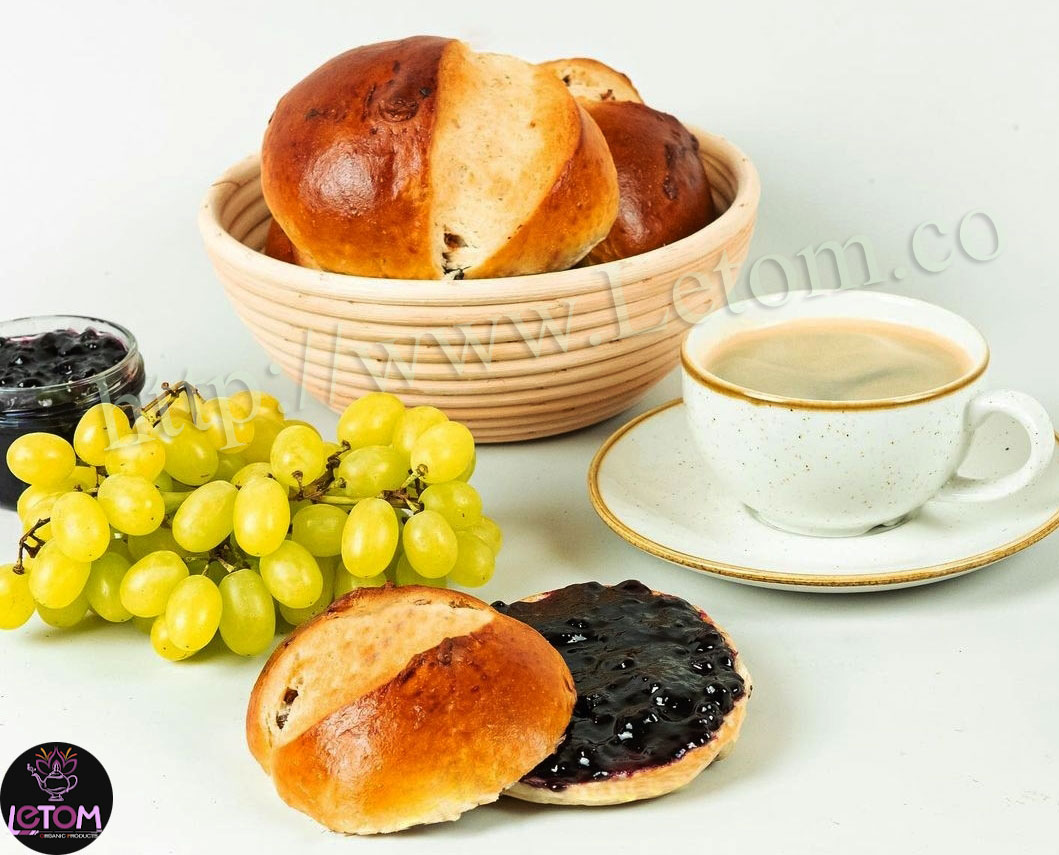 Organic dried raisins with coffee and cake