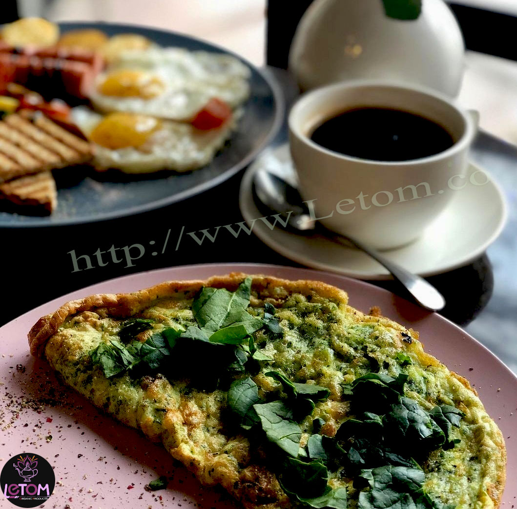 The healthiest and best organic spinach in food and eggs with a cup of tea