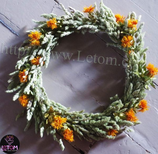 A ring of organic dried safflower