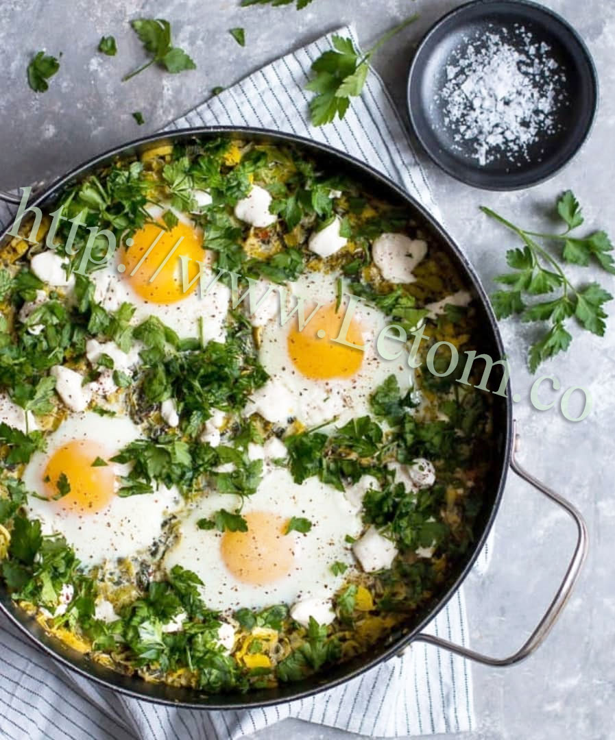 The best fresh organic leeks with fried eggs