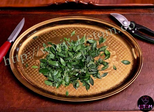 The best henna leaves on a tray