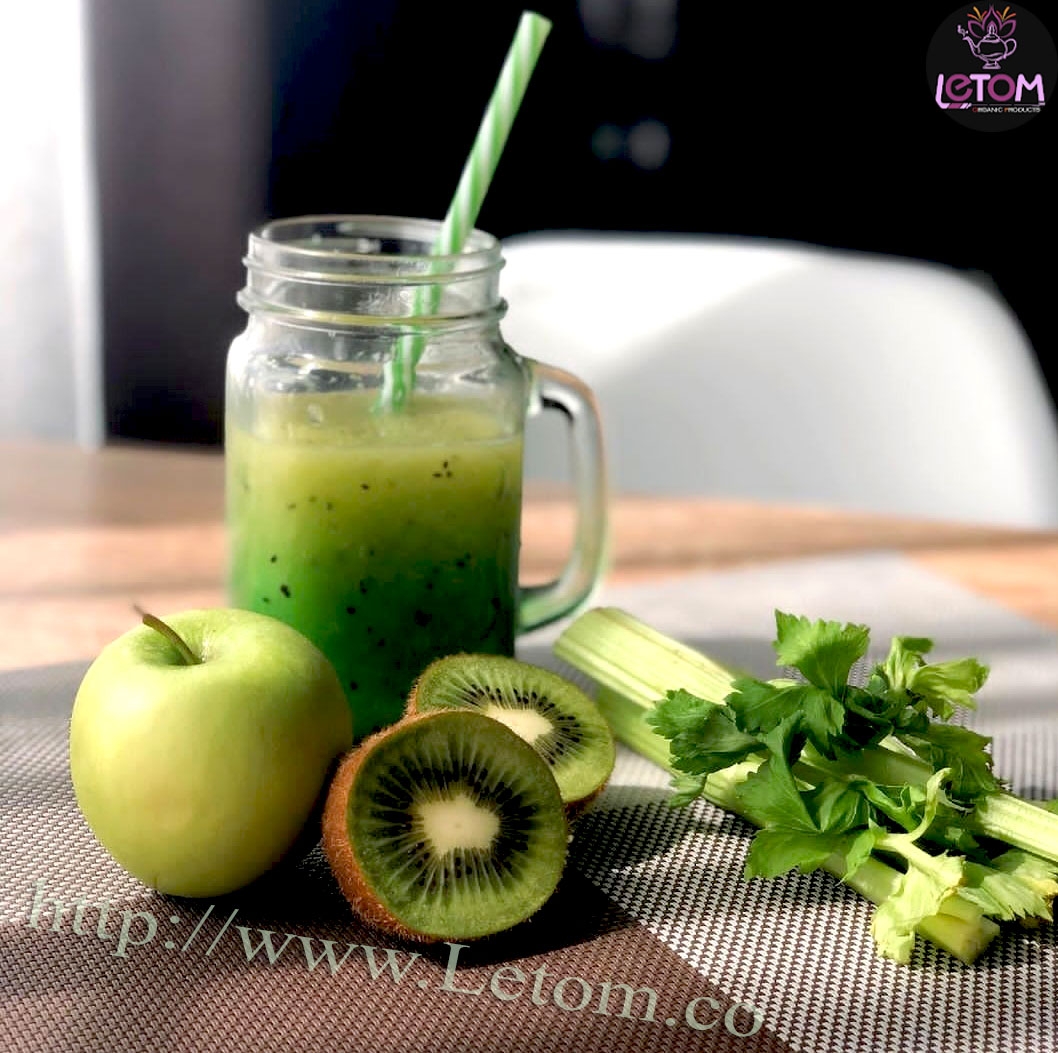 A photo of celery drink with apples and kiwi