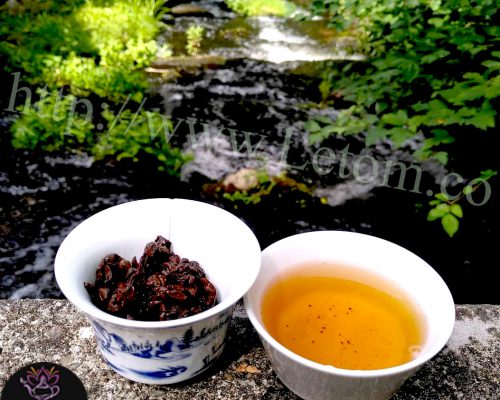 Чашка чая с заваркой в ​​восточной природе.